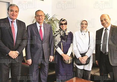 المهندس إبراهيم المعلم وابنتا نجيب محفوظ بعد توقيع العقود-تصوير لبنى طارق